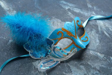 Grunge arka planında güzel mavi bir karnaval maskesi. Yakın çekim.