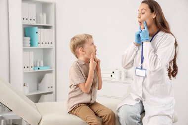 Klinikte küçük bir çocukla çalışan kadın konuşma terapisti.