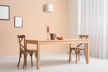 Masası olan şık bir yemek odası.