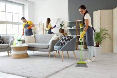 Temizlik ekibi odayı temizliyor.