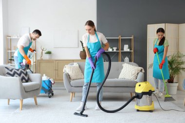 Genç hademeler odayı temizliyor.