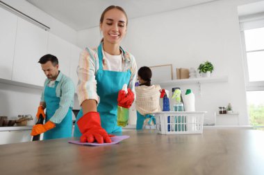 Mutfakta temizlik yapan kadın hademe.