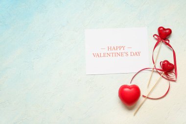 Yazılı kart Mutlu VALENTINE Günü ve açık mavi arkaplanda kalp şekilli dekor