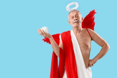 Mavi arka planda bulutlu, Aşk Tanrısı gibi giyinmiş olgun bir adam. Sevgililer Günü kutlaması