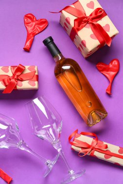 Gözlüklü bir şişe beyaz şarap, mor arka planda hediyeler ve balonlar. Sevgililer Günü kutlaması