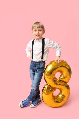 Pembe arka planda 8 beden balonu olan şirin bir çocuk. Uluslararası Kadınlar Günü