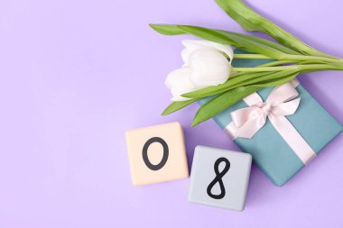 Küp takvimi, tarih 08, güzel beyaz laleler ve eflatun arka planda hediye kutusu. Uluslararası Kadınlar Günü