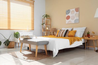 Şık bir yatak odası, rahat bir yatak odası ve gri bir yatak odası.