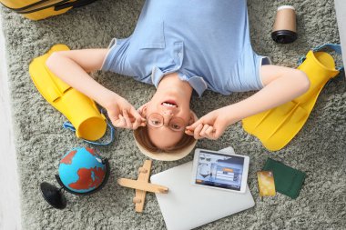 Tablet bilgisayarlı erkek turist, internetten bilet alıyor.