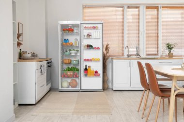 Açık buzdolabı dolusu taze yiyecek.