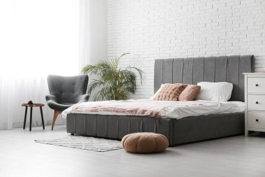 Geniş yataklı ve pencereli modern yatak odasının içi