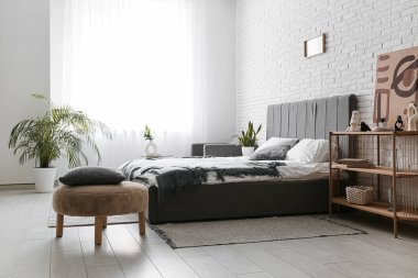 Modern şık yatak odasının içi.