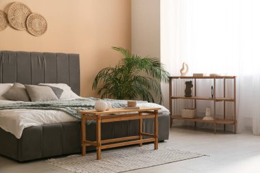 Rahat yatağı olan modern şık bir yatak odası.