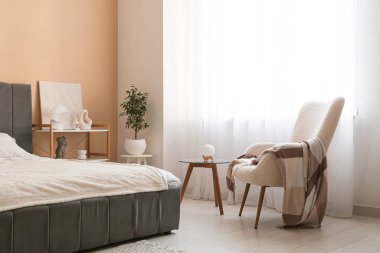 Yatak odasının içinde koltuk ve rahat yatak var.