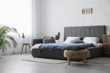 Modern şık yatak odasının içi.