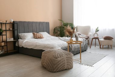 Rahat yatağı olan şık, modern yatak odası.