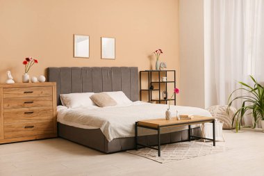 Yatak odasının içinde güzel Gerbera çiçekleri