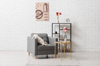 Güzel Gerbera çiçekleri rahat oturma odasının içinde