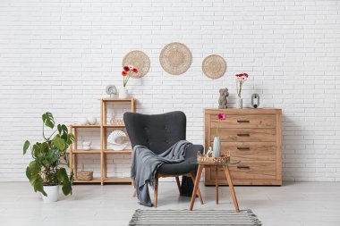 Güzel Gerbera çiçekleri rahat oturma odasının içinde