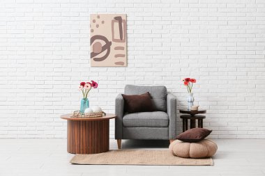 Oturma odasının içindeki vazolarda güzel Gerbera çiçekleri