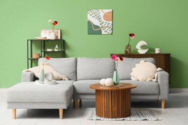 Oturma odasının içinde güzel Gerbera çiçekleri