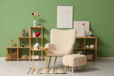 Oturma odasının içinde güzel Gerbera çiçekleri