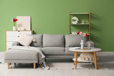 Oturma odasının içinde güzel Gerbera çiçekleri