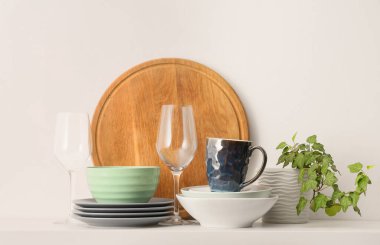 Masada beyaz arka planda temiz bulaşık ve bitki var. Yakın çekim.