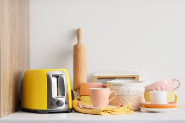 Ekmek kızartma makinesi, merdane ve tabaklar beyaz arka planda. Yakın çekim.