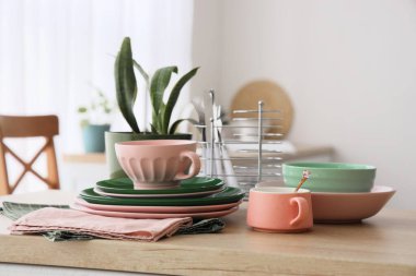 Bardaklar, tabaklar ve peçeteler mutfakta tezgahta. Yakın çekim.