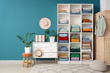 Çekmeceleri ve çiçekleri olan şık bir soyunma odası.