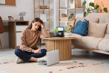 Evde ders çalışan yorgun bir kız öğrenci.