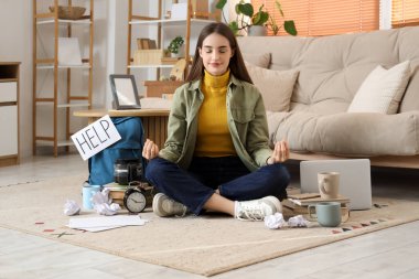 Yorgun bayan öğrenci evde meditasyon yapıyor.