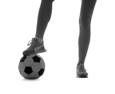 Beyaz arka planda futbol topu olan genç bir kadının silueti, yakın plan.