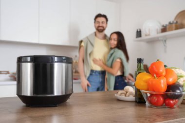 Sebzeli çoklu fırın mutfakta sarılan çifte karşı, yakın plan.