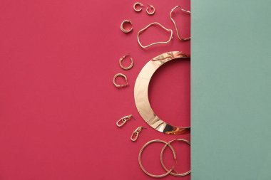 Kırmızı arkaplanda zarif altın mücevherler