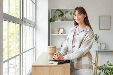 Dua boncukları ve kutsal İncil 'i olan güzel genç bir kadın.