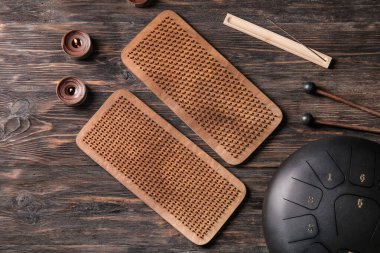 Sadhu tahtaları aromalı mumlar ve ahşap arka planda davullar.