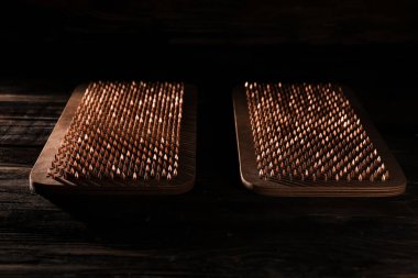 Sadhu tahtaları koyu ahşap arka planda