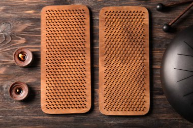 Sadhu tahtaları aromalı mumlar ve ahşap arka planda davullar.