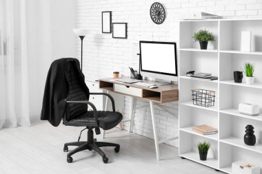 Çalışma yeri ve raf ünitesi olan modern ofis.