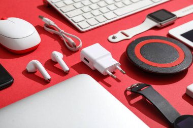 Kırmızı arkaplanda birçok modern aygıt