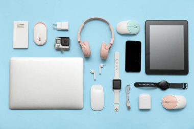 Mavi arkaplandaki modern aygıtlar kümesi, üst görünüm