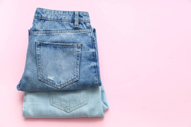 Pembe arka planda şık kotlar