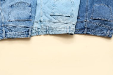 Renkli arka planda kot pantolon