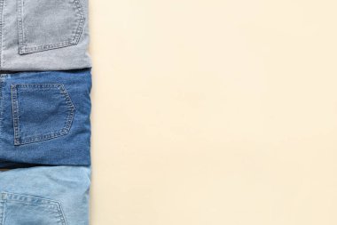 Renkli arka planda şık pantolonlar.