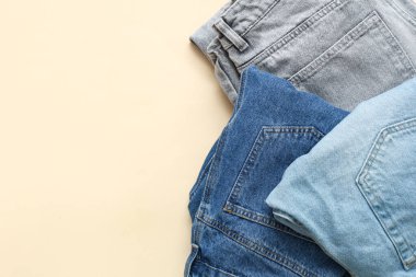 Renkli arka planda şık pantolonlar.