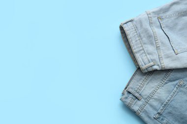 Açık mavi arkaplanda şık kotlar