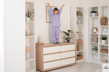 Evde küçük şirin bir çocuk yüksek klozette. Çocuk tehlikede.