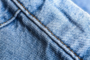 Arka plan olarak şık kot pantolonlar, yakın plan